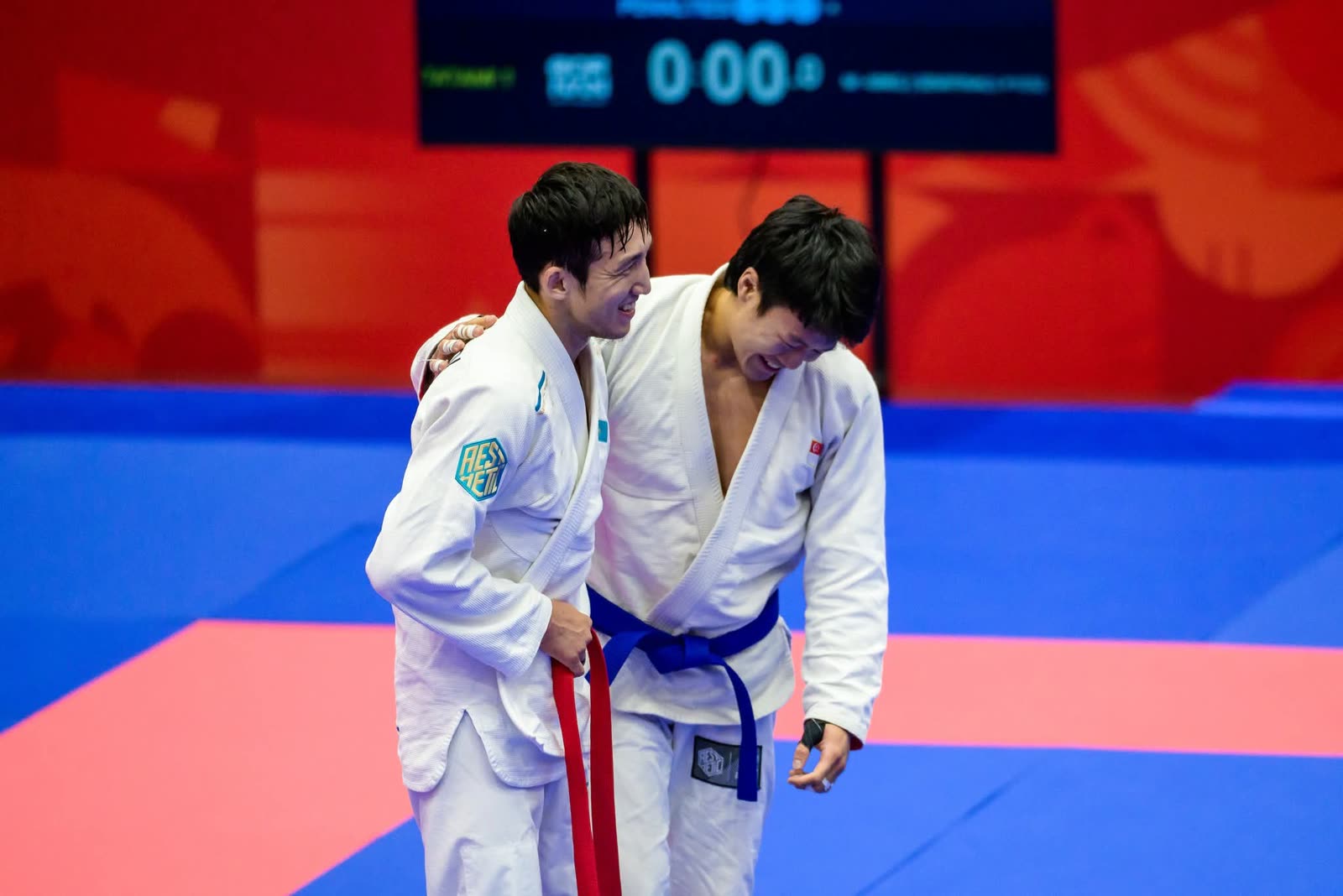 Noah Lim embracing his opponent on the mat